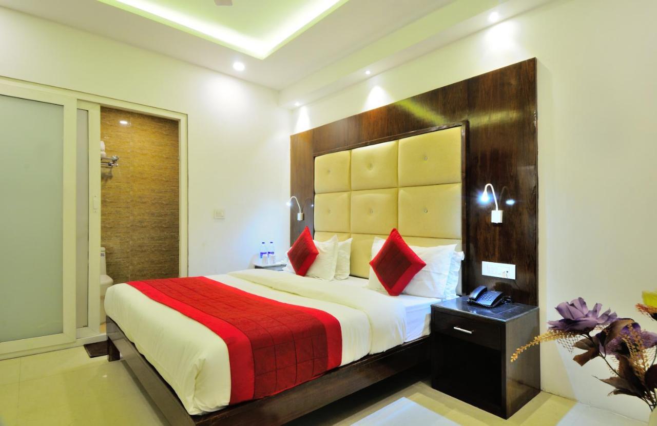Capital O 2242 Hotel Yuvraj Deluxe Yeni Delhi Dış mekan fotoğraf